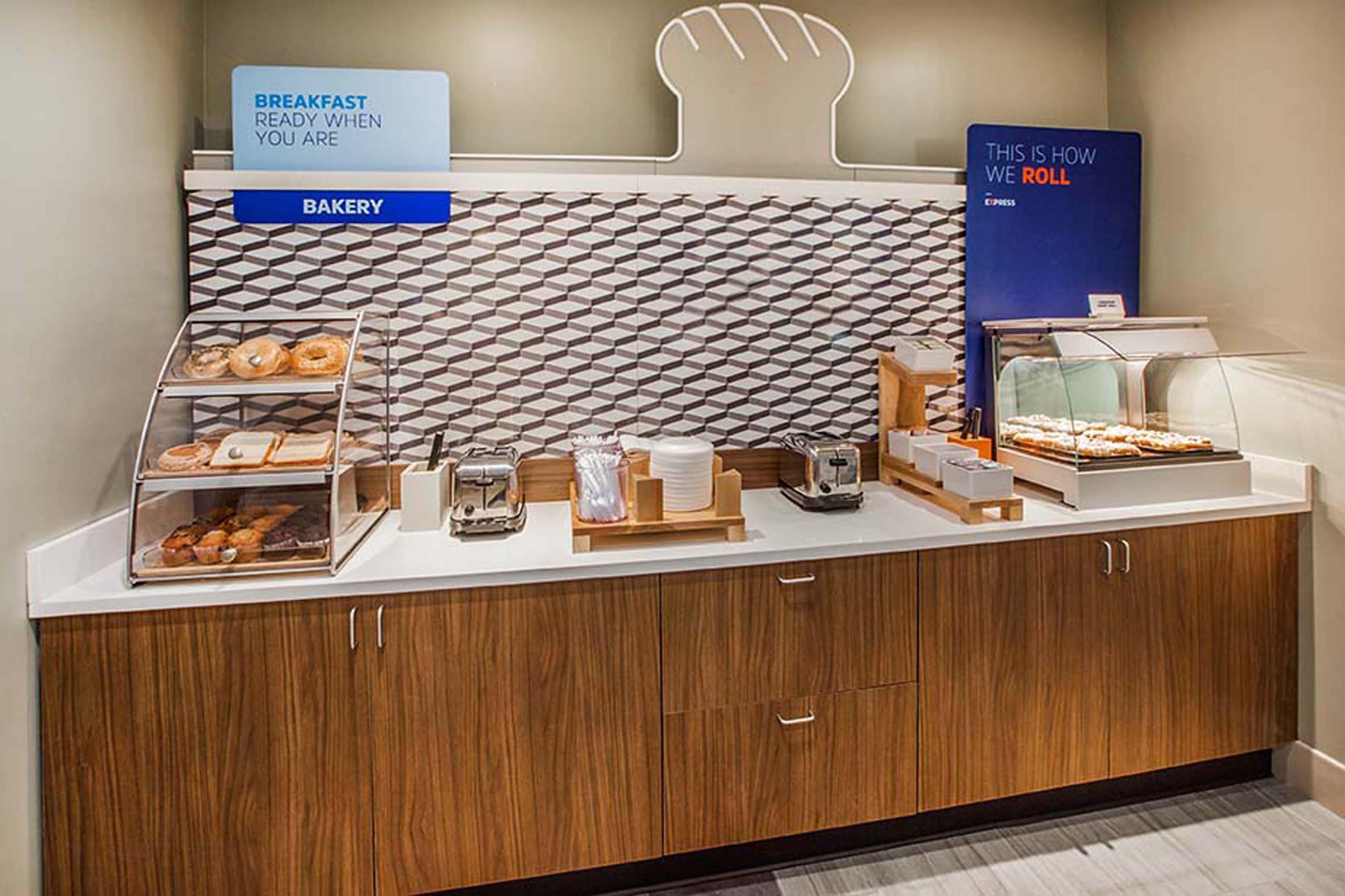 Holiday Inn Express Corning By Ihg Exterior foto